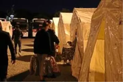 İzmir'de çadır kentte kalan vatandaşlar depremde yaşadığı büyük paniği anlattı İzmir'de çadır kentte kalan vatandaşlar depremde yaşadığı büyük paniği anlattı