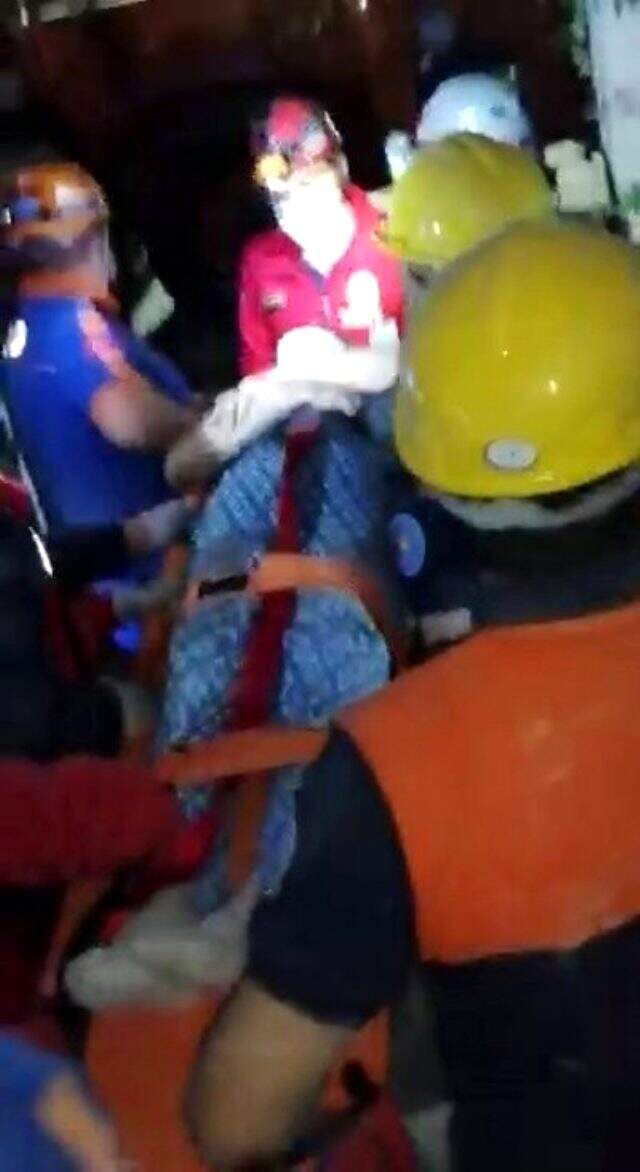 İzmir'de enkaz altında kalan bir kadını Sakarya UMKE ekibi kurtardı