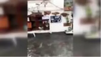 Son dakika haberi... İzmir'deki deprem - Denizin yükselmesi ile Seferihisar sokakları su altında kaldı Son dakika haberi... İzmir'deki deprem - Denizin yükselmesi ile Seferihisar sokakları su altında kaldı