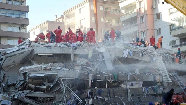 İzmir depreminde yıkılan en büyük bina olan Rıza Bey Apartmanının yıkılma anı kameralarda