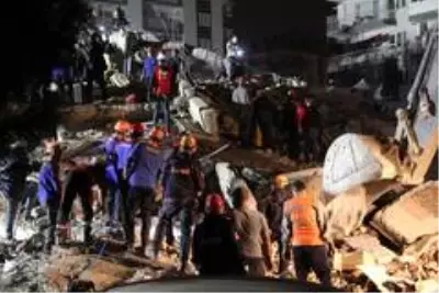 İzmir umut sessizliğine büründü İzmir umut sessizliğine büründü