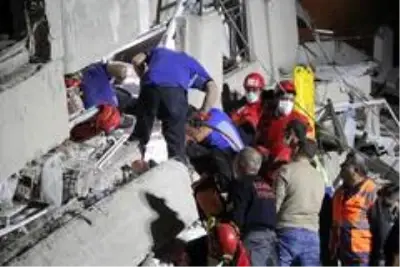 İzmir umut sessizliğine büründü İzmir umut sessizliğine büründü