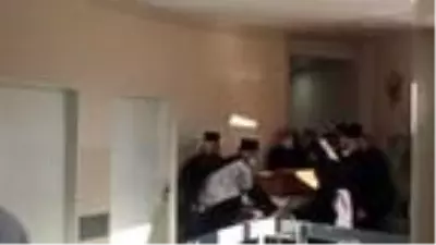 Karadağ'da koronavirüsten ölen başpiskoposu öperek uğurladılar Karadağ'da koronavirüsten ölen başpiskoposu öperek uğurladılar