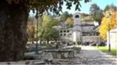 Karadağ'da koronavirüsten ölen başpiskoposu öperek uğurladılar Karadağ'da koronavirüsten ölen başpiskoposu öperek uğurladılar
