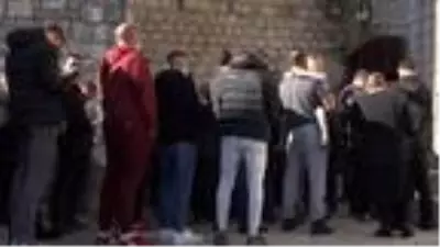 Karadağ'da koronavirüsten ölen başpiskoposu öperek uğurladılar Karadağ'da koronavirüsten ölen başpiskoposu öperek uğurladılar