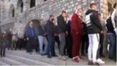 Karadağ'da koronavirüsten ölen başpiskoposu öperek uğurladılar Karadağ'da koronavirüsten ölen başpiskoposu öperek uğurladılar