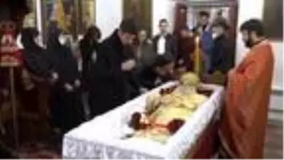 Karadağ'da koronavirüsten ölen başpiskoposu öperek uğurladılar Karadağ'da koronavirüsten ölen başpiskoposu öperek uğurladılar