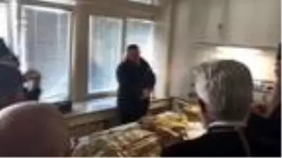 Karadağ'da koronavirüsten ölen başpiskoposu öperek uğurladılar Karadağ'da koronavirüsten ölen başpiskoposu öperek uğurladılar
