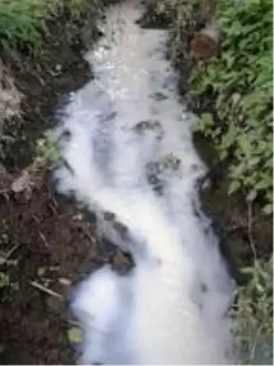 Kirlilik nedeniyle derenin rengi değişti Kirlilik nedeniyle derenin rengi değişti