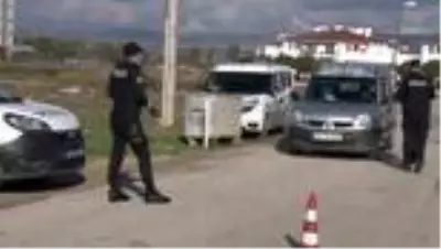 Korona virüs nedeniyle bir mahallenin giriş ve çıkışları kontrol altına alındı Korona virüs nedeniyle bir mahallenin giriş ve çıkışları kontrol altına alındı