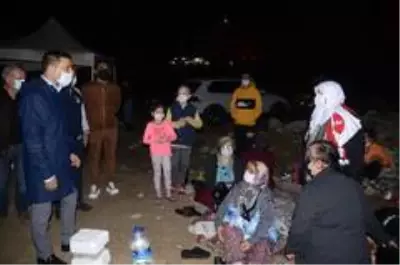 Kuşadası'nda başkanlar geceyi parkta geçiren vatandaşları ziyaret etti Kuşadası'nda başkanlar geceyi parkta geçiren vatandaşları ziyaret etti