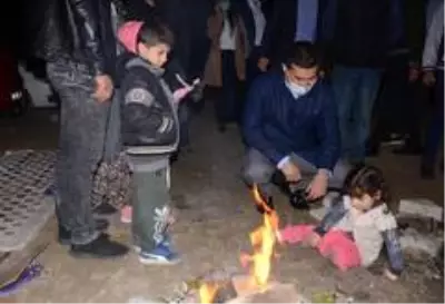 Kuşadası'nda başkanlar geceyi parkta geçiren vatandaşları ziyaret etti Kuşadası'nda başkanlar geceyi parkta geçiren vatandaşları ziyaret etti
