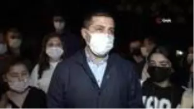 Kuşadası'nda başkanlar geceyi parkta geçiren vatandaşları ziyaret etti Kuşadası'nda başkanlar geceyi parkta geçiren vatandaşları ziyaret etti