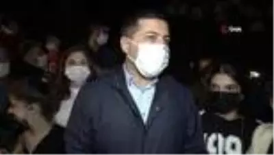 Kuşadası'nda başkanlar geceyi parkta geçiren vatandaşları ziyaret etti Kuşadası'nda başkanlar geceyi parkta geçiren vatandaşları ziyaret etti