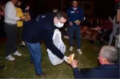 Kuşadası'nda başkanlar geceyi parkta geçiren vatandaşları ziyaret etti Kuşadası'nda başkanlar geceyi parkta geçiren vatandaşları ziyaret etti