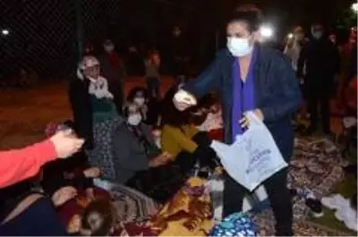 Kuşadası'nda başkanlar geceyi parkta geçiren vatandaşları ziyaret etti Kuşadası'nda başkanlar geceyi parkta geçiren vatandaşları ziyaret etti