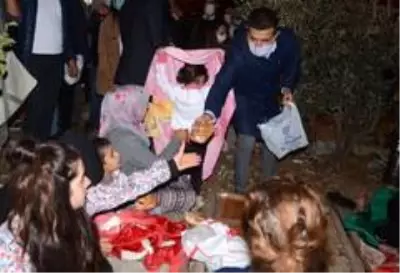 Kuşadası'nda başkanlar geceyi parkta geçiren vatandaşları ziyaret etti Kuşadası'nda başkanlar geceyi parkta geçiren vatandaşları ziyaret etti