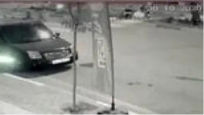 Otomobilin çarptığı anne öldü, oğlu yaralanma anı kamerada Otomobilin çarptığı anne öldü, oğlu yaralanma anı kamerada