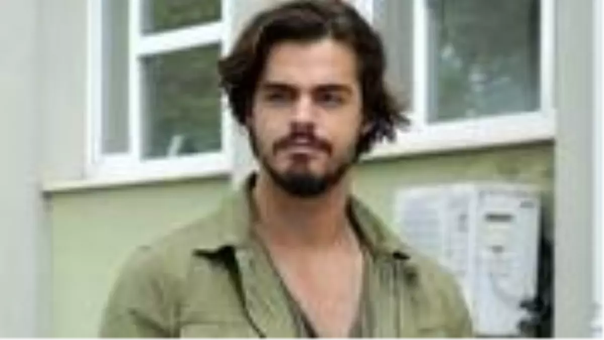 Oyuncu Berk Atan'ın İzmir'de yaşayan ailesi depreme evlerinde yakalandı