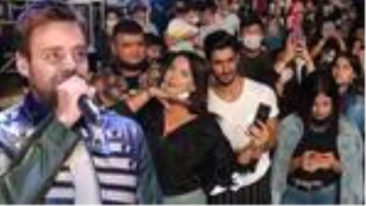 'Pes' dedirten görüntüler! İki bin kişinin katıldığı Murat Dalkılıç konserinde korona unutuldu