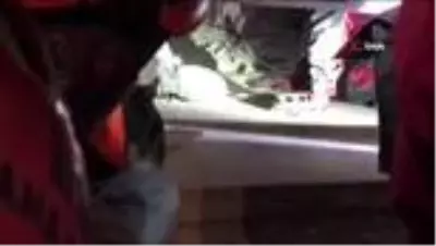 Rıza bey apartmanında ekipler enkaz altındaki vatandaşlara ulaşmak için elleriyle molozları kazıyor Rıza bey apartmanında ekipler enkaz altındaki vatandaşlara ulaşmak için elleriyle molozları kazıyor