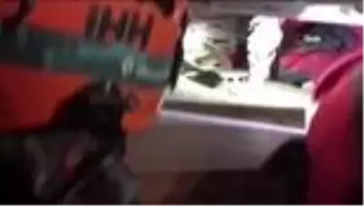Rıza bey apartmanında ekipler enkaz altındaki vatandaşlara ulaşmak için elleriyle molozları kazıyor Rıza bey apartmanında ekipler enkaz altındaki vatandaşlara ulaşmak için elleriyle molozları kazıyor