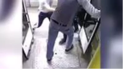 Rusya'da otobüs görevlisi ile yolcular arasında maske kavgası Rusya'da otobüs görevlisi ile yolcular arasında maske kavgası