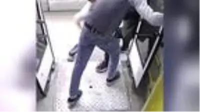Rusya'da otobüs görevlisi ile yolcular arasında maske kavgası Rusya'da otobüs görevlisi ile yolcular arasında maske kavgası