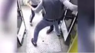 Rusya'da otobüs görevlisi ile yolcular arasında maske kavgası Rusya'da otobüs görevlisi ile yolcular arasında maske kavgası