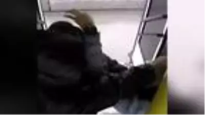 Rusya'da otobüs görevlisi ile yolcular arasında maske kavgası Rusya'da otobüs görevlisi ile yolcular arasında maske kavgası