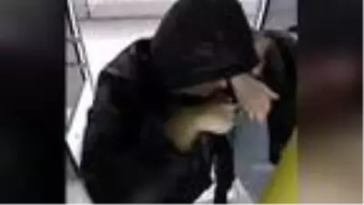 Rusya'da otobüs görevlisi ile yolcular arasında maske kavgası Rusya'da otobüs görevlisi ile yolcular arasında maske kavgası