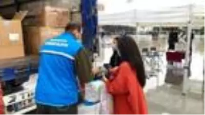 Sakarya'dan İzmir'e insani yardım malzemesi yüklü TIR gönderildi Sakarya'dan İzmir'e insani yardım malzemesi yüklü TIR gönderildi
