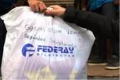 Sakarya'dan İzmir'e insani yardım malzemesi yüklü TIR gönderildi Sakarya'dan İzmir'e insani yardım malzemesi yüklü TIR gönderildi