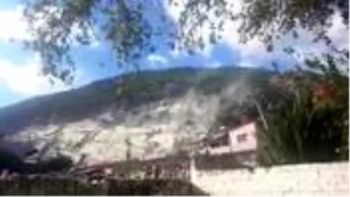 Söke'de deprem sırasında taş ocağından kopan kaya parçaları korkuttu