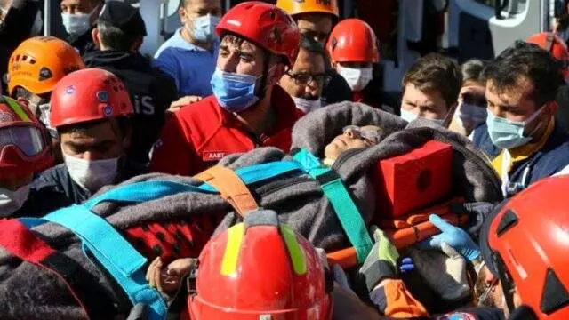 Son Dakika! İzmir'de 23 saat sonra gelen mucize! Anne ve 4 çocuğu enkaz altından çıkarılıyor Son Dakika! İzmir'de 23 saat sonra gelen mucize! Anne ve 4 çocuğu enkaz altından çıkarılıyor