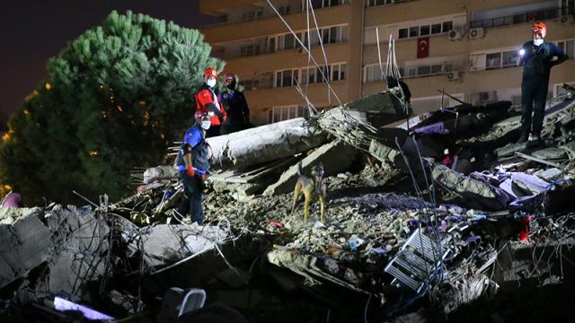 Son Dakika: İzmir´de meydana gelen 6,6 büyüklüğündeki depremde ölü sayısı 17´ye, yaralı sayısı 763´e yükseldi