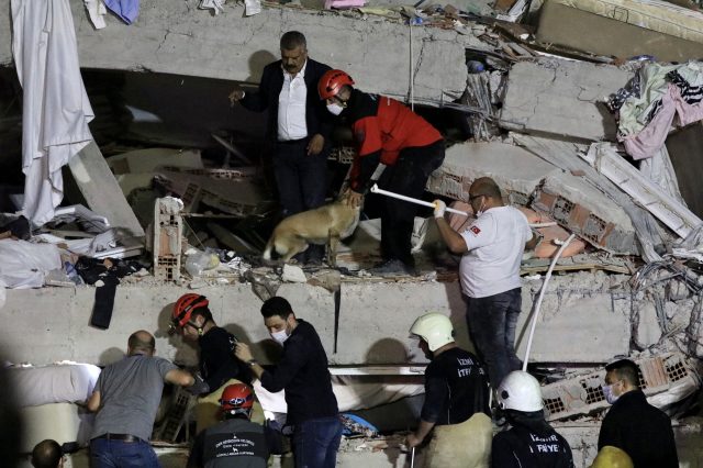 Son Dakika: İzmir´de meydana gelen 6,6 büyüklüğündeki depremde ölü sayısı 17´ye, yaralı sayısı 763´e yükseldi