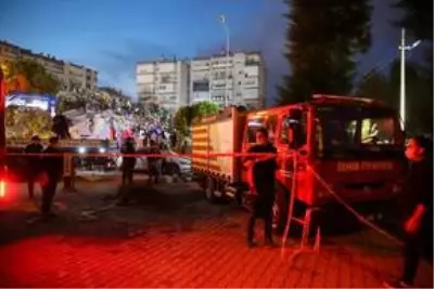 Son Dakika! İzmir'deki depremde hayatını kaybedenlerin sayısı 58'e yükseldi Son Dakika! İzmir'deki depremde hayatını kaybedenlerin sayısı 58'e yükseldi