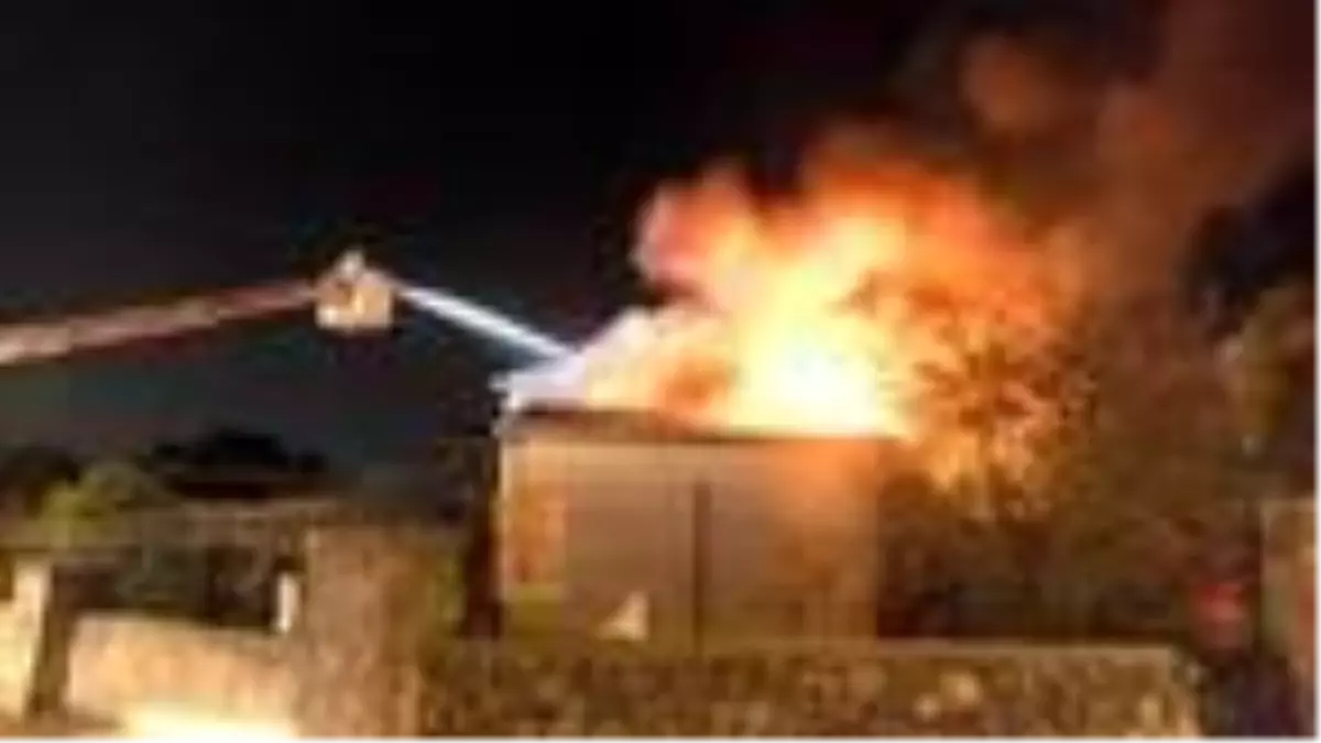 Sultanbeyli'de iki katlı metruk binanın çatısı alev alev yandı