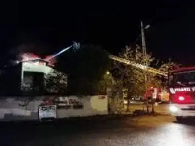 Sultanbeyli'de iki katlı metruk binanın çatısı alevlere teslim oldu Sultanbeyli'de iki katlı metruk binanın çatısı alevlere teslim oldu