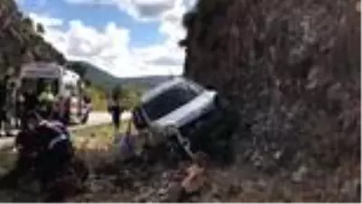 Trafik kazasında yola dökülen elma ve domatesleri jandarma ekipleri topladı Trafik kazasında yola dökülen elma ve domatesleri jandarma ekipleri topladı