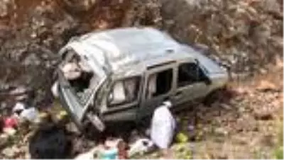 Trafik kazasında yola dökülen elma ve domatesleri jandarma ekipleri topladı Trafik kazasında yola dökülen elma ve domatesleri jandarma ekipleri topladı