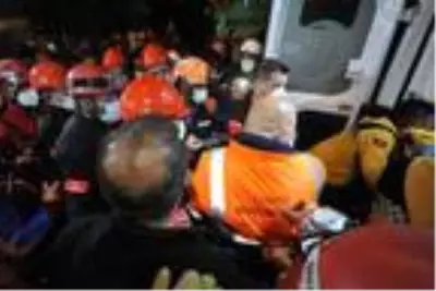 Yılmaz Erbek Apartmanı'nın enkazından market kasiyerinin cesedi çıkarıldı Yılmaz Erbek Apartmanı'nın enkazından market kasiyerinin cesedi çıkarıldı