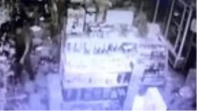 Yunan adası Sisam'daki 6.7'lik deprem anı kamerada! Yunan adası Sisam'daki 6.7'lik deprem anı kamerada!