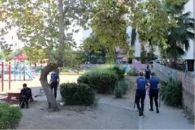 Son dakika haberi... Zeytinköy'de parklarda uyuşturucu denetimi Son dakika haberi... Zeytinköy'de parklarda uyuşturucu denetimi