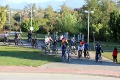 AK Parti Milletvekili Çokal, gençlerle pedal çevirdi AK Parti Milletvekili Çokal, gençlerle pedal çevirdi