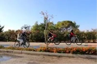 AK Parti Milletvekili Çokal, gençlerle pedal çevirdi AK Parti Milletvekili Çokal, gençlerle pedal çevirdi