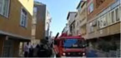 Avcılar'da mangaldan sıçrayan alevler evin çatısını yaktı