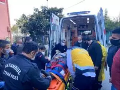 Çatıdan düşen adamı kurtarmak için mahalleli seferber oldu Çatıdan düşen adamı kurtarmak için mahalleli seferber oldu