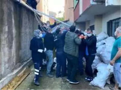 Çatıdan düşen adamı kurtarmak için mahalleli seferber oldu Çatıdan düşen adamı kurtarmak için mahalleli seferber oldu